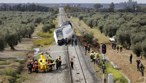 Спасатели возле пассажирского поезда, который сошел с рельсов в испанском регионе Андалусия. 29 ноября 2017