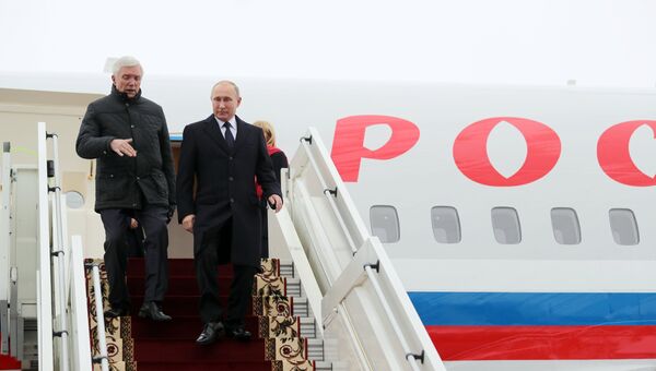 Владимир Путин во время встречи в аэропорту Минска. 30 ноября 2017