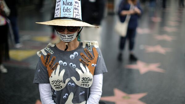 Женщина во время марша против сексуальных домогательств в Голливуде, США