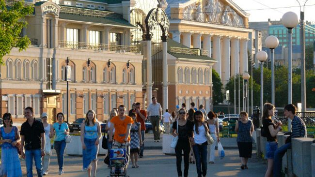 Жители Чебоксар прогуливаются по набережной. Архивное фото