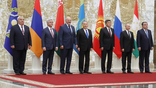 Церемония фотографирования глав делегаций государств - членов ОДКБ в Минске. 30 ноября 2017