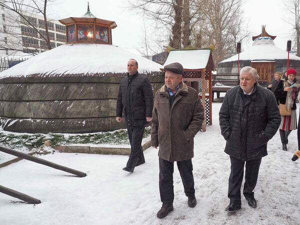 Сергей Миронов осматривает Музей кочевой культуры Сергей Миронов осматривает Музей кочевой культуры