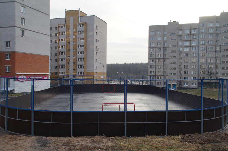 Новая площадка для игры в хоккей (зимой) и футбол (летом)