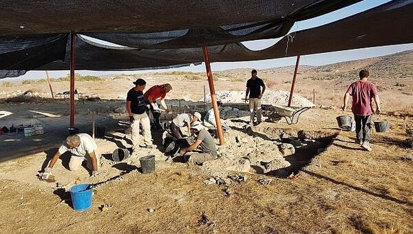 Раскопки в центре военной учебной зоны в регионе Лахис. 30 ноября 2017