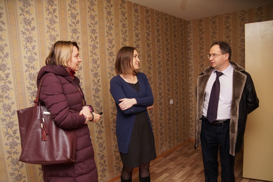 Елена Ульяшина (в центре) в своей новой квартире 