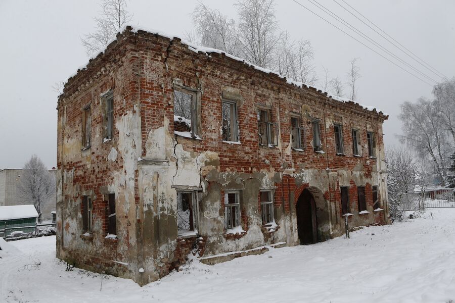 Разрушенная бывшая купеческая усадьба в селе Толбухино Ярославской области
