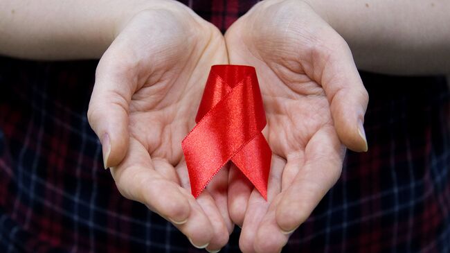 Красная ленточка, символ борьбы со СПИДом