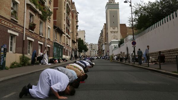 Мусульмане во время пятничной молитвы на одной из улиц Парижа