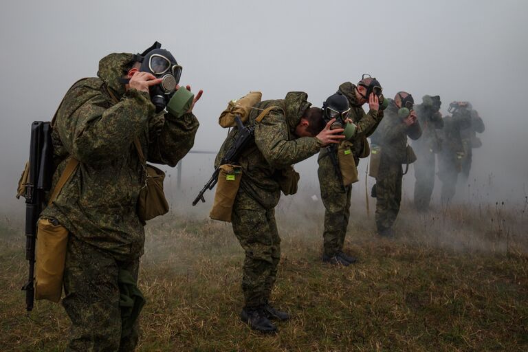 Военнослужащие на учениях по химической защите в ракетной бригаде Южного военного округа