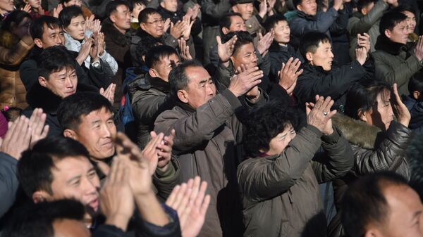 Жители Пхеньяна радуются успешному запуску новой межконтинентальной баллистической ракеты Hwasong-15 в КНДР. Архивное фото