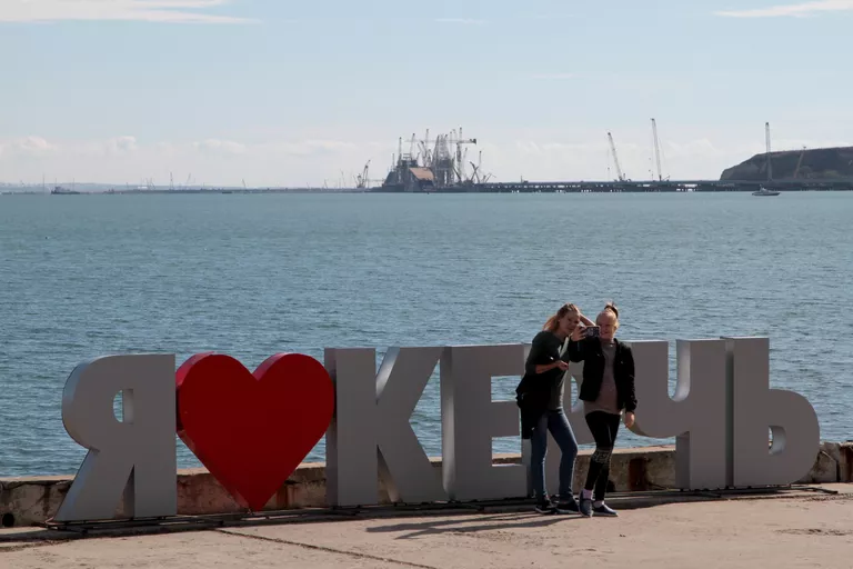 Установка автодорожной арки в процессе строительства Крымского моста в Керченском проливе Установка автодорожной арки в процессе строительства Крымского моста в Керченском проливе