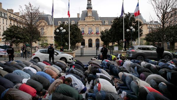 Мусульмане во время молитвы на площади перед ратушей в пригороде Парижа. Архивное фото