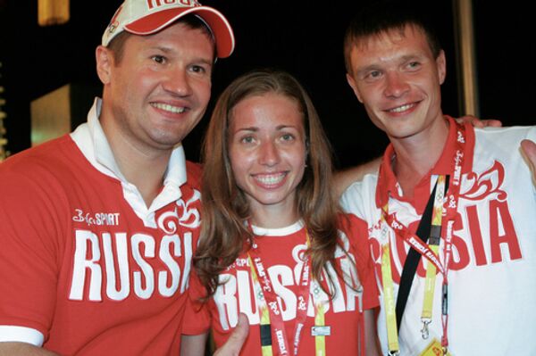 Денис Нижегородов (справа,), Ольга Каниськина (в центре), Алексей Немов (слева) отмечают победы россйских спортсменов на Олимпиаде