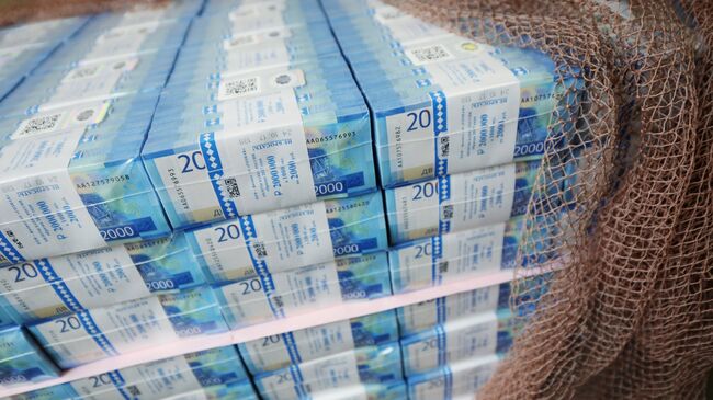 Пачки с денежными купюрами номиналом 2000 рублей. Архивное фото