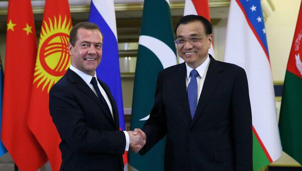 Дмитрий Медведев и Ли Кэцян перед заседанием Совета глав правительств стран ШОС в Сочи. 1 декабря 2017