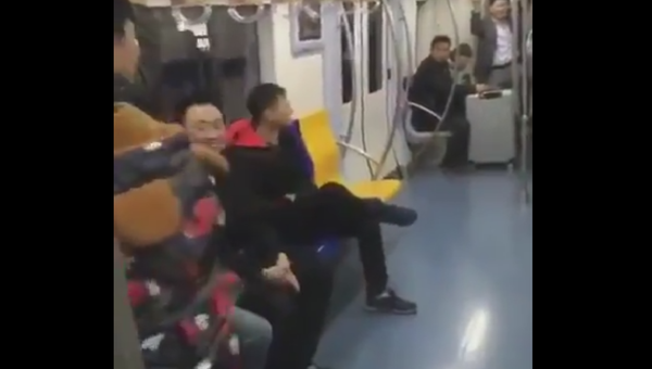 Житель Китая показал необычный способ, с помощью которого можно занять место в поезде.