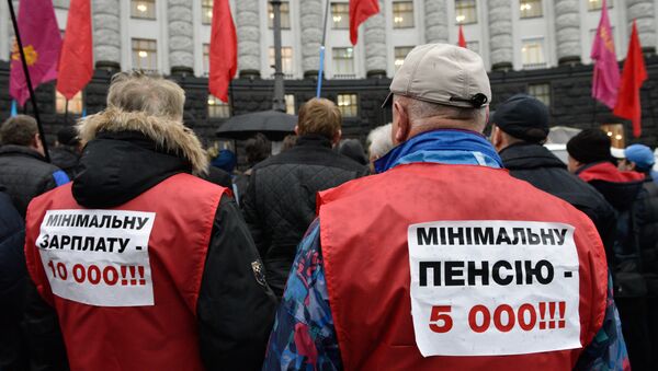 Участники акции протеста вышли к зданию Верховной рады Украины с требованием повышения заработной платы и пенсии. 1 декабря 2017