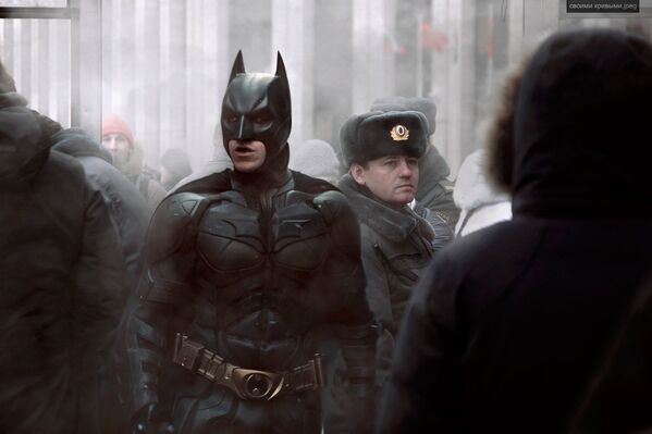 Бэтмен рядом с российским полицейским