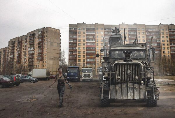 Героиня фильма Безумный Макс, встроенная на парковку для машин в России