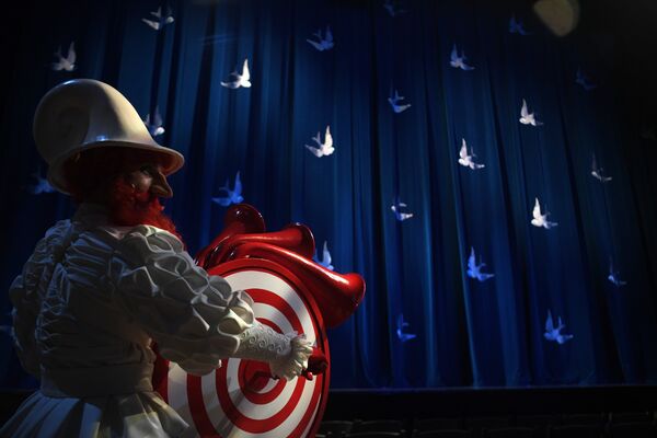 Актер на прогоне спектакля Синяя синяя птица в постановке Олега Глушкова на сцене Государственного театра наций