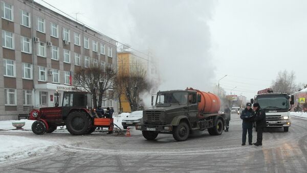 Сотрудники МЧС и коммунальных служб на месте порыва трубы теплоснабжения в Красноярске. 1 декабря 2017
