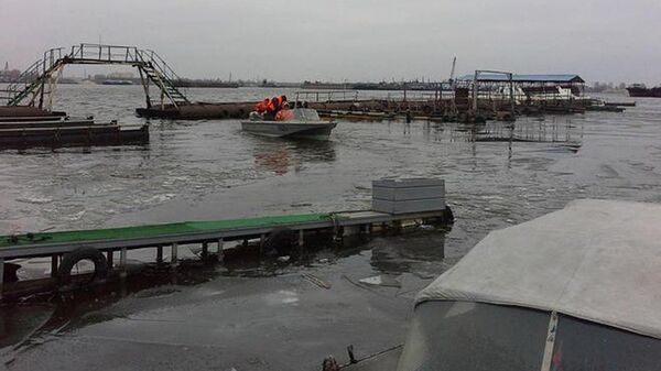 Ликвидация последствий разлива нефтепродуктов на реке Волга в Казани. 1 декабря 2017