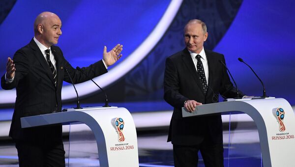 Президент РФ Владимир Путин и президент FIFA Джанни Инфантино на финальной жеребьёвке чемпионата мира по футболу 2018