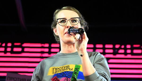 Телеведущая Ксения Собчак, заявившая о намерении баллотироваться на пост президента России, во время встречи с волонтерами в Москве. 1 декабря 2017