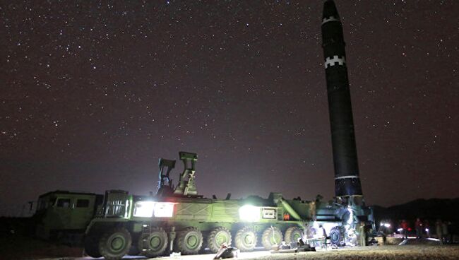 Межконтинентальная баллистическая ракета Hwasong-15 перед запуском в КНДР. 30 ноября 2017