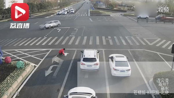 Уставший от пробок китаец самовольно перекрасил разметку на дороге