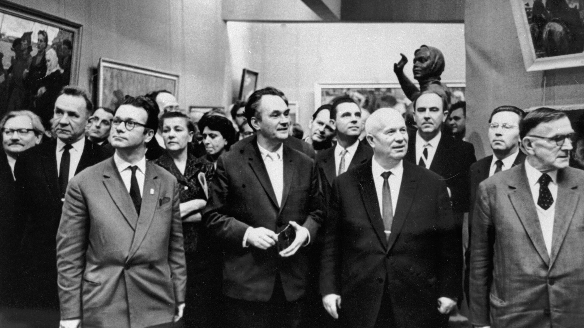 Никита Хрущев в окружении политических и общественных деятелей на выставке в Манеже - РИА Новости, 1920, 01.12.2021
