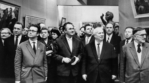 Никита Хрущев в окружении политических и общественных деятелей на выставке в Манеже