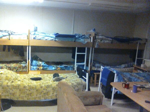 В каждой комнате, где живут вахтовики, 16 кроватей, вместо положенных восьми.