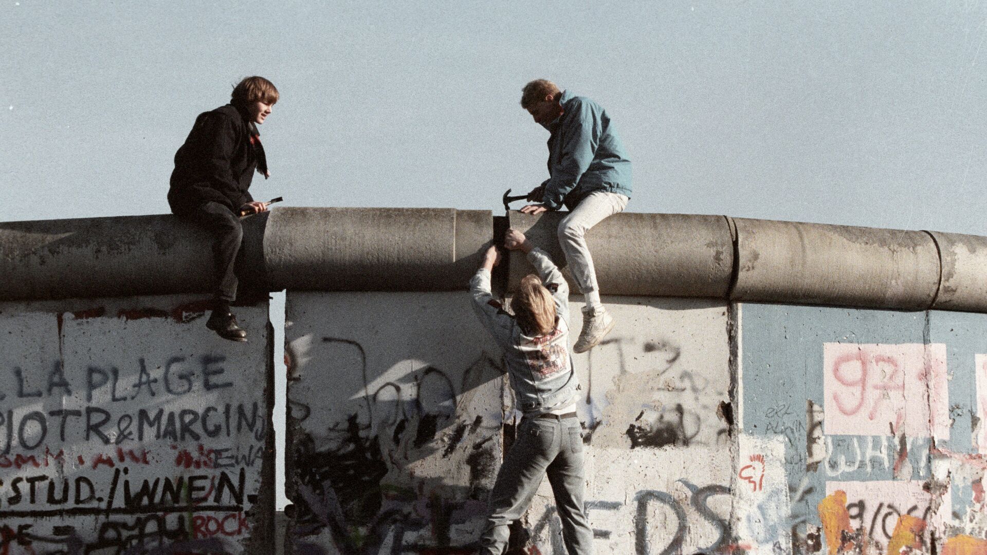Жители ГДР ломают Берлинскую стену - РИА Новости, 1920, 09.11.2019