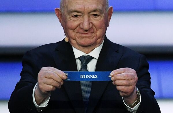Ассистент жеребьевки Никита Симонян на официальной жеребьевке чемпионата мира по футболу 2018