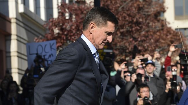 Бывший советник президента США по национальной безопасности Майкл Флинн покидает здание суда в Вашингтоне, США. 1 декабря 2017 Бывший советник президента США по национальной безопасности Майкл Флинн покидает здание суда в Вашингтоне, США. 1 декабря 2017