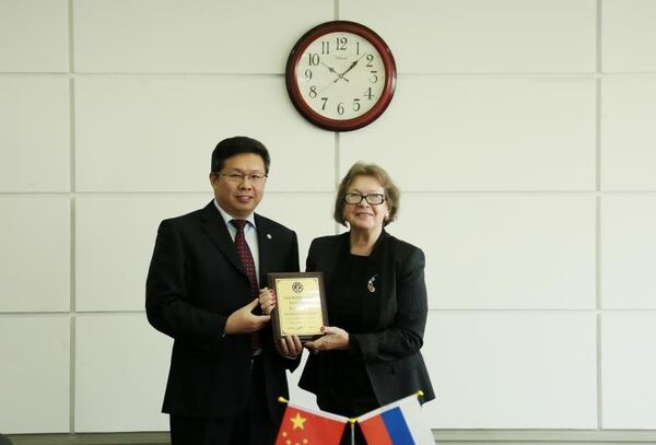 туристы в китае. китайский фестиваль зал. андрей колесов китай. открывая китай 2. китайцам открыли границу.