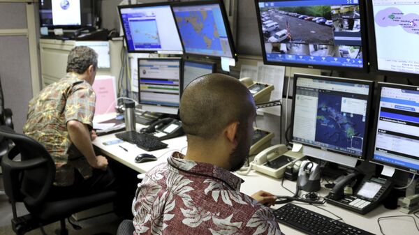 Сотрудники Федерального агентство по управлению в чрезвычайных ситуациях в командном пункте в Гонолулу, Гавайи. Архивное фото