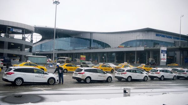 тоянка такси у терминала D аэропорта Шереметьево. Архивное фото