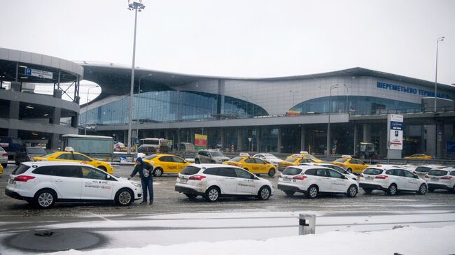 Стоянка такси у терминала D аэропорта Шереметьево. Архив