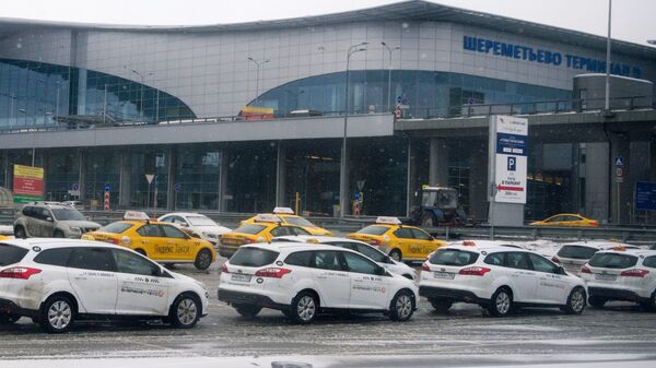 тоянка такси у терминала D аэропорта Шереметьево. Архивное фото