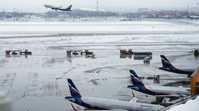 Самолеты на взлетно-посадочной полосе в терминале D аэропорта Шереметьево