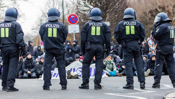 Акция протеста против немецкой партии Альтернатива для Германии (АдГ), съезд которой проходит в Ганновере. 2 декабря 2017
