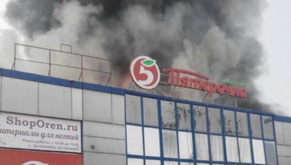 Торговый центр Мега Мир загорелся в Оренбурге. 2 декабря 2017