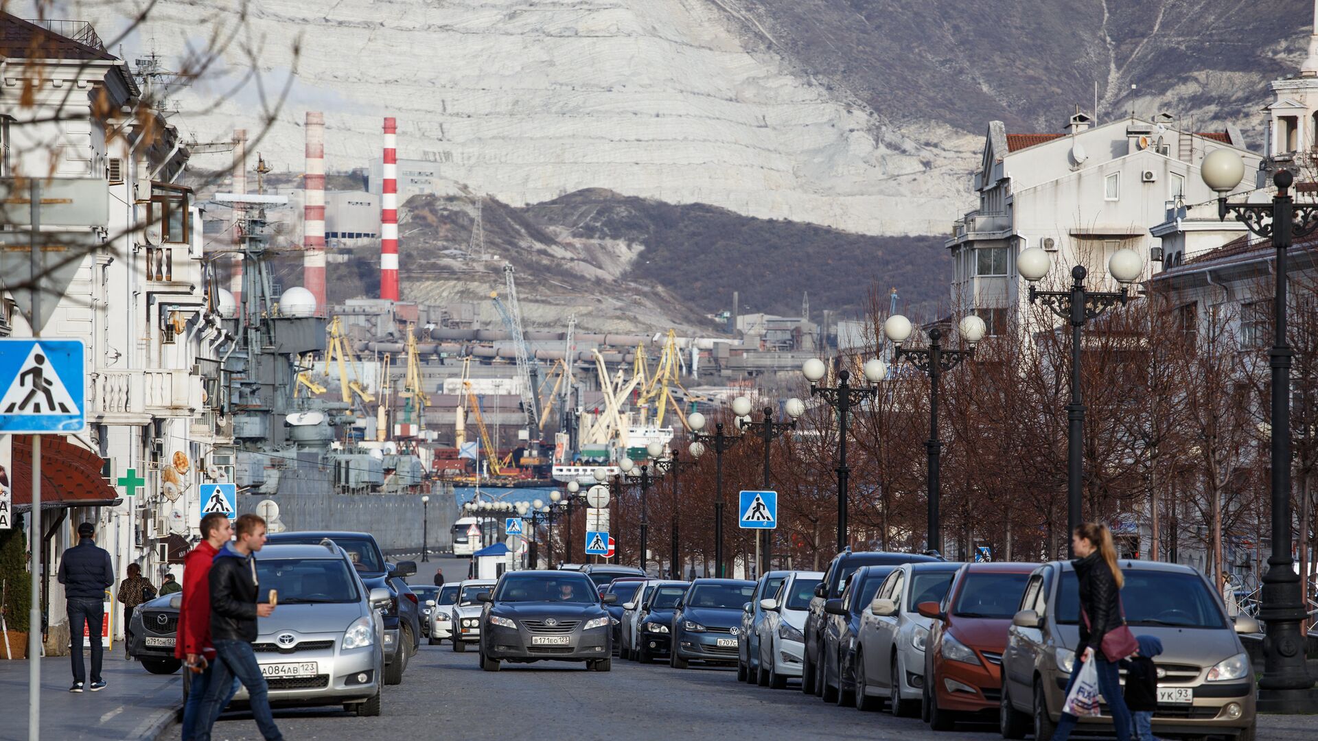 Жители города на улице Новороссийска - РИА Новости, 1920, 03.12.2024