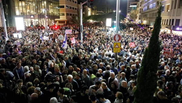 Протестующие на марше позора против коррупции в Тель-Авиве. 02.12.2017