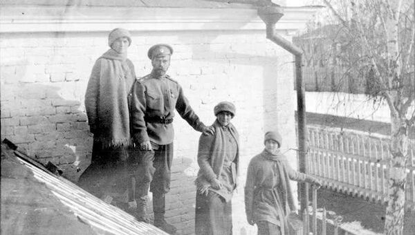 Николай II с дочерьми Ольгой, Анастасией и Татьяной (Тобольск, зима 1917 года). Архивное фото
