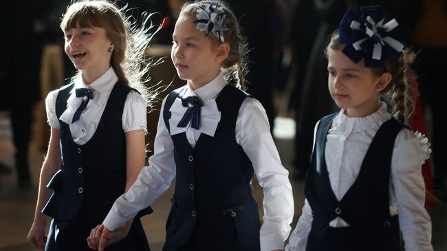Дети на модном показе школьной формы
