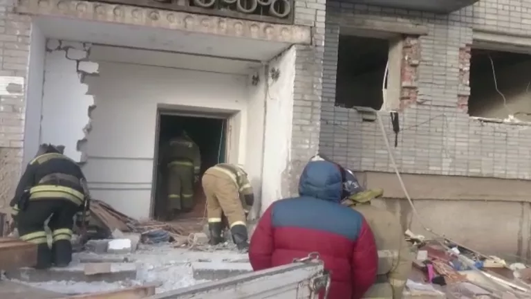 Спасатели разбирали завалы жилого дома в Усть-Куте, где взорвался баллон с газом Спасатели разбирали завалы жилого дома в Усть-Куте, где взорвался баллон с газом