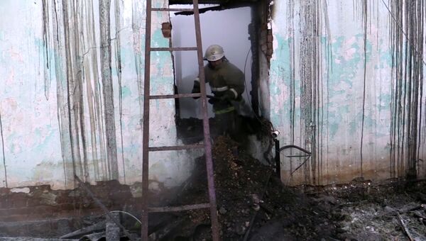 Сотрудник МЧС РФ в пострадавшем от пожара частном доме в Новосибирской области. 3 сентября 2017